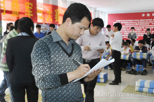 比賽現場評委們正在給參賽選手打分