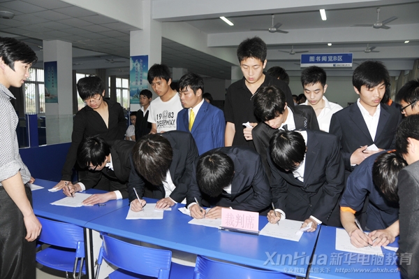 比賽即將開始,選手們鎮(zhèn)定地在“英雄帖”上留下個人資料