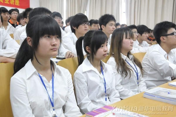 參加報告會的新華學子正在認真聽取李建老師的報告