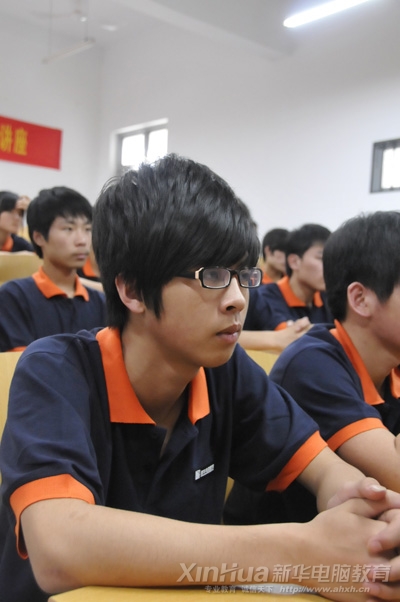 瞧!這位同學(xué)深深的被宋老師的精彩講解吸引了