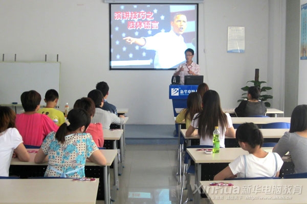 安徽新華電腦專修學院黃金輝老師在為復賽選手做演講技巧培訓