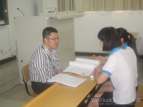 合肥易龍旅行網毛輝總經理正在與新華學子相互交流中