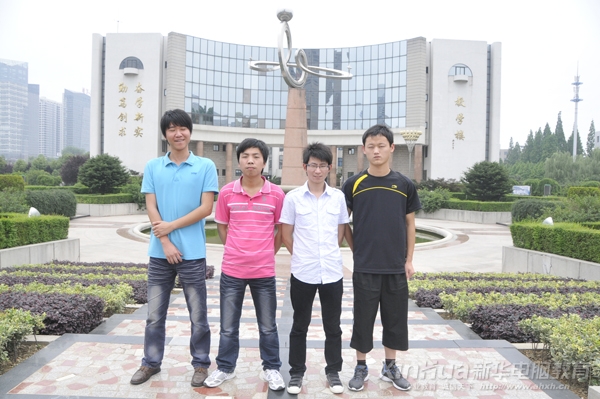 參加復(fù)賽的選手們在比賽場外合影留念