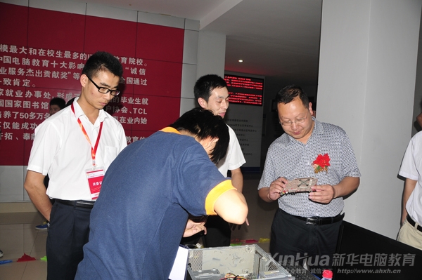 與會(huì)領(lǐng)導(dǎo)參觀安裝技術(shù)大賽現(xiàn)場