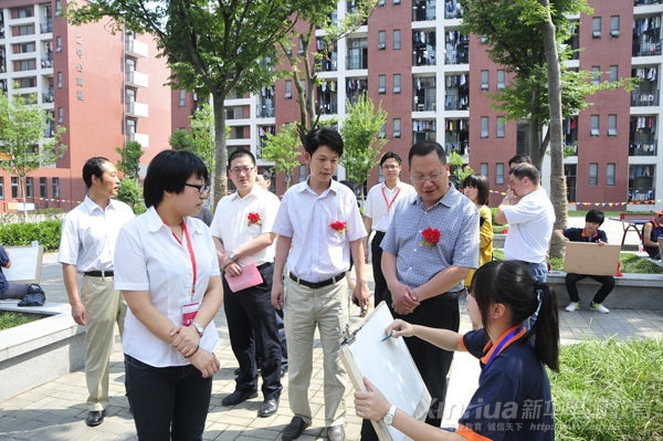 與會(huì)領(lǐng)導(dǎo)參觀藝術(shù)寫生大賽現(xiàn)場