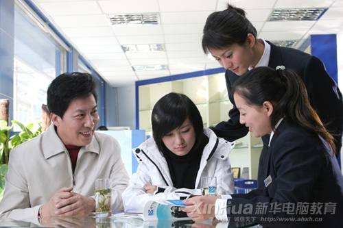 學(xué)生和家長在新華專業(yè)咨詢師的介紹下了解報(bào)讀新專業(yè)