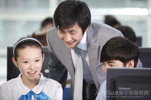 安徽新華電腦專修學院“理實一體化”教學,“雙師型”老師在給學生上課