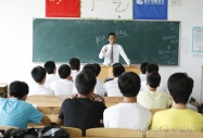 百余企業(yè)爭攬賢才 新華學子大受好評