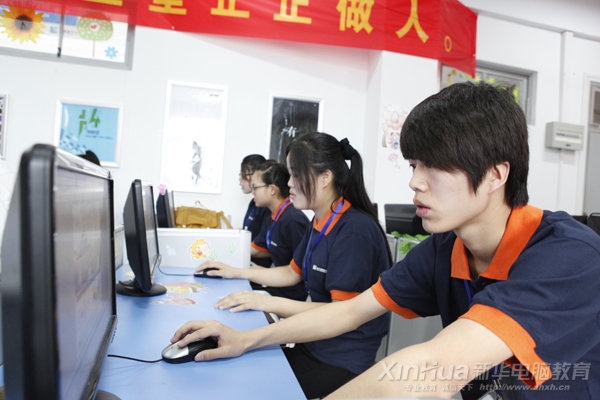 參賽選手們正在進行網頁制作