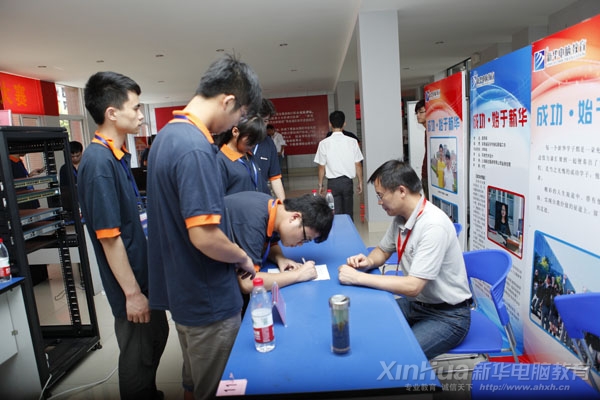 參賽選手們正在進行賽前簽到