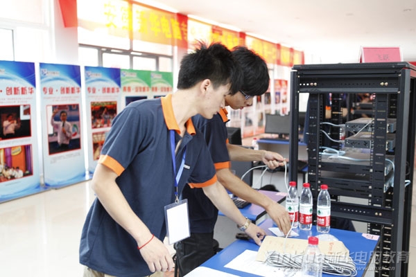 參賽選手們正在進行綜合布線