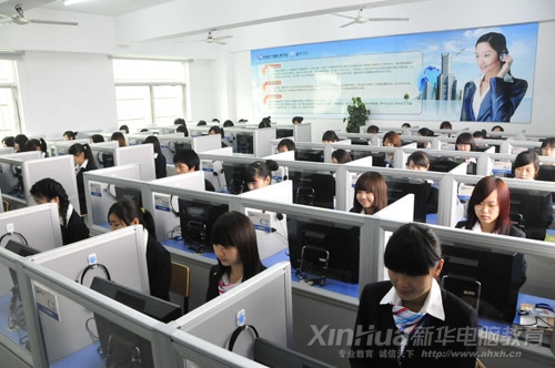 新華呼叫中心專業學子在上課
