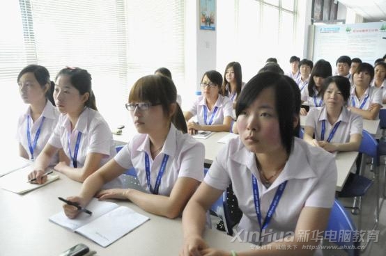 趕集網(wǎng)校企合作定向實訓班學員認真聽講