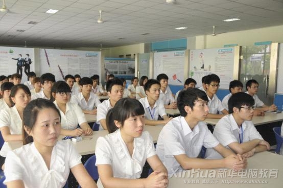開班儀式上,同學們在認真聽老師介紹特訓班的實訓情況