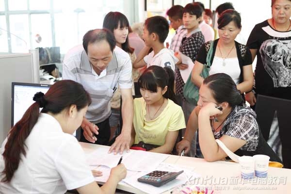安徽新華電腦專修學院的報名中心每天都迎接著五湖四海想要改變命運的學生