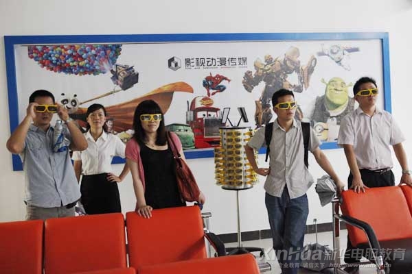 搜狐教育頻道記者參觀安徽新華電腦專修學院3D演播廳