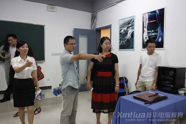 學院領導正在向搜狐教育頻道記者介紹影視動漫傳媒基地的攝影工作室