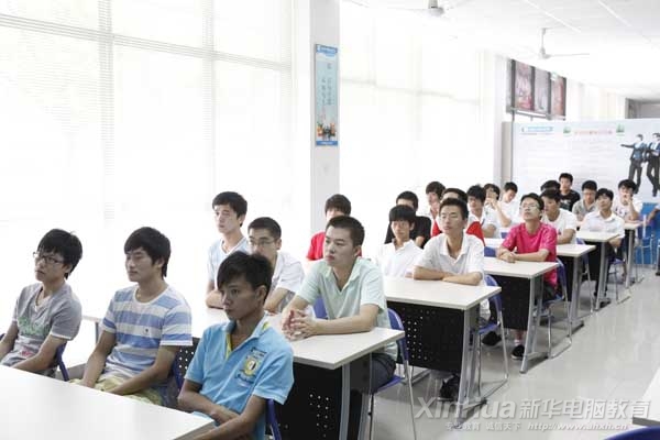 前來應聘的新華畢業學子們正在認真聽取用人單位的講解