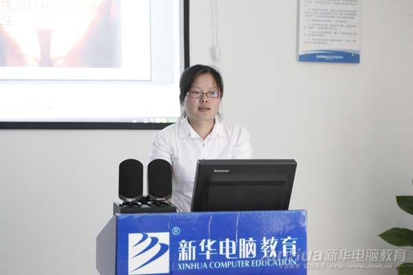 生命人壽保險公司的楊主任正在向同學們詳細介紹公司的概況、發展前景