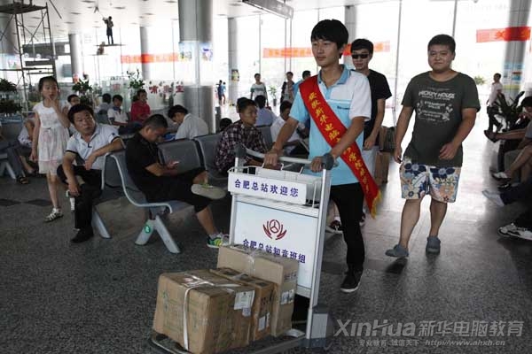 新華志愿服務小分隊的同學正在為旅客提力所能及的供幫