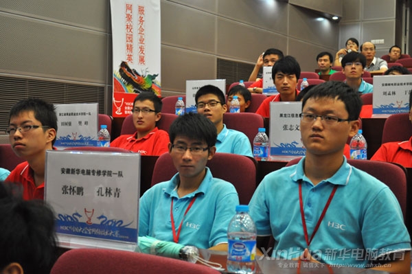 我院學(xué)子張懷鵬、孔林青同學(xué)在“H3C杯”2012年全國大學(xué)生網(wǎng)絡(luò)技術(shù)大賽總決賽現(xiàn)場(chǎng)