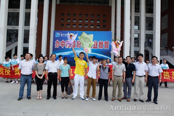 喜獲“H3C杯”2012年全國大學生網絡技術大賽大獎的歸來學子與學院領導合影留念