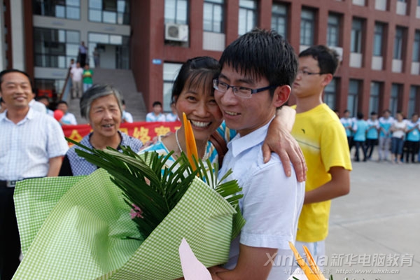 獲獎學子與家長擁抱瞬間