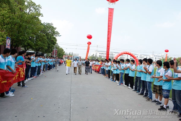 新華學子夾道歡迎大獎歸來