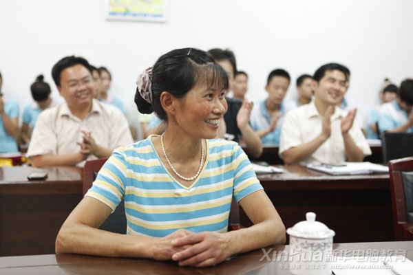 孔林青的母親得知在新華學習的兒子獲得全國賽事大獎后喜笑顏開