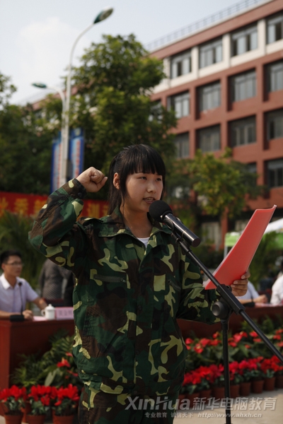 學生代表王丹帶領參訓的同學們一起鄭重宣誓
