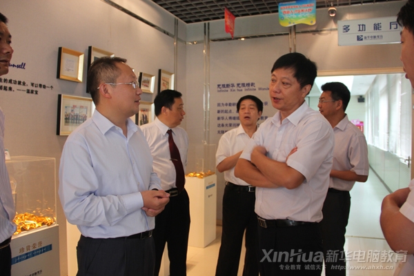 合肥市人力資源和社會保障局朱正躍局長參觀我院校史榮譽(yù)展廳