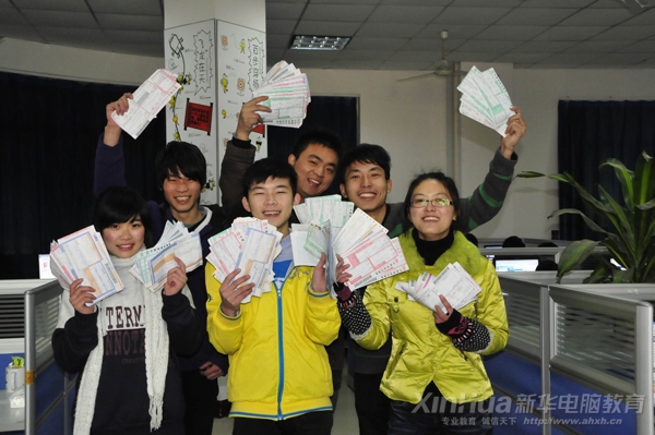 實訓中心內手握訂單的學生們信心滿滿