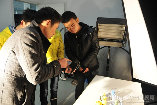 新華電子商務專業導師在為學生講解拍攝技巧