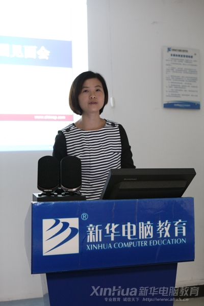 合肥艾邁普信息科技有限公司人力資源部經理黃蓓蓓在開班儀式上向同學們介紹該公司的概括