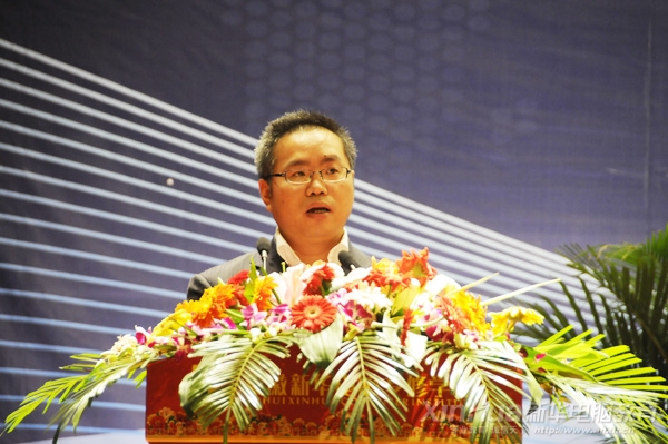 新華教育集團常務副總經理張明在大會中致辭
