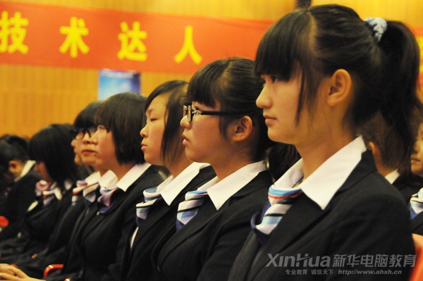 參會學生聚精會神