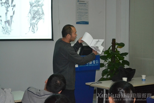 昌斌設(shè)計公司總經(jīng)理汪昌斌現(xiàn)場為新華學(xué)子剖析案例過程