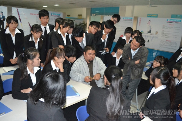 自由設(shè)計師吳大進(jìn)與新華學(xué)子一同分享精彩的實戰(zhàn)案例操作過程