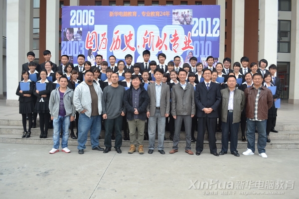 開班儀式結(jié)束后,學(xué)院領(lǐng)導(dǎo)、合肥向上設(shè)計機(jī)構(gòu)總經(jīng)理吳聊、合肥風(fēng)月年華品牌設(shè)計公司總經(jīng)理張松、昌斌設(shè)計公司總經(jīng)理汪昌斌、自由設(shè)計師吳大進(jìn)與平面項目實訓(xùn)精英班全體學(xué)員合影留念