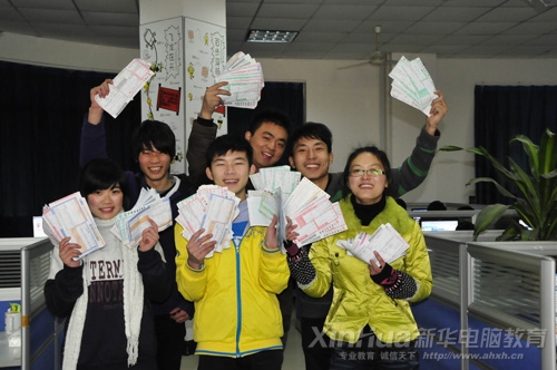 手握訂單的新華電子商務班學生