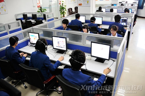 學(xué)生正在電子商務(wù)實(shí)訓(xùn)基地內(nèi)實(shí)訓(xùn)