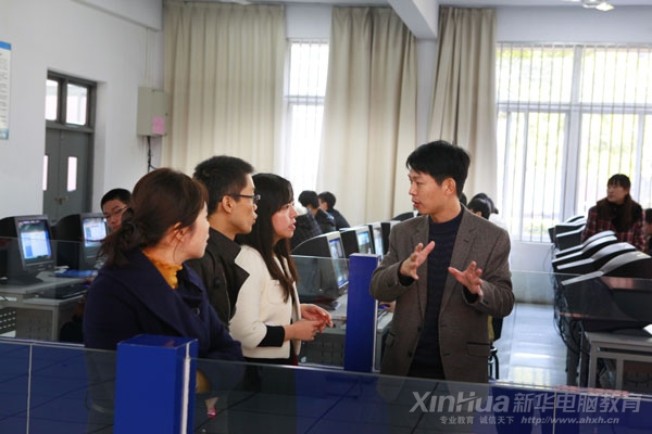 安徽新華電腦專修學(xué)院副院長(zhǎng)王勝正在與土豆網(wǎng)高層領(lǐng)導(dǎo)李曦進(jìn)行交流