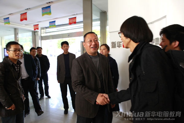安徽新華電腦專修學(xué)院何貴金院長(zhǎng)對(duì)到訪的土豆網(wǎng)高層表示熱烈歡迎