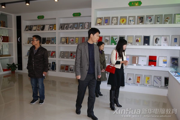 土豆網(wǎng)高層領(lǐng)導(dǎo)參觀我院廣告藝術(shù)設(shè)計(jì)實(shí)訓(xùn)基地的產(chǎn)品展示區(qū)