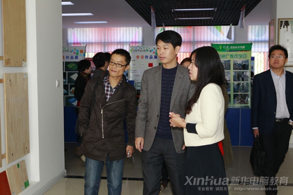 土豆網(wǎng)高層領(lǐng)導(dǎo)參觀我院環(huán)境藝術(shù)設(shè)計(jì)實(shí)訓(xùn)基地的家裝展示區(qū)