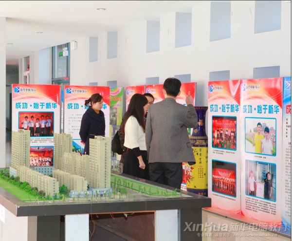 土豆網(wǎng)高層領(lǐng)導(dǎo)參觀我院活動(dòng)展示區(qū)