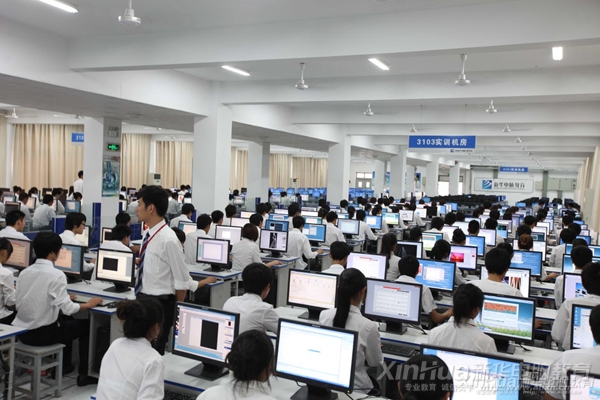 安徽新華電腦專修學院為學生的實踐提供了專業(yè)的實訓機房