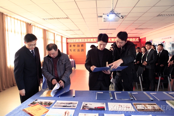 學(xué)院領(lǐng)導(dǎo)翻閱2012平面項目實訓(xùn)精英班學(xué)生的畢業(yè)作品