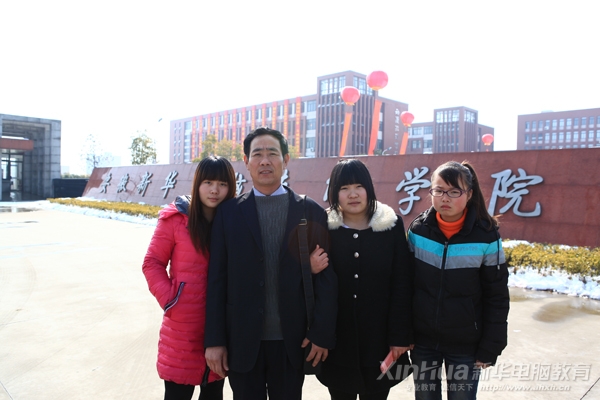 父親送侄女和其中一個女孩一起來新華學習IT技術