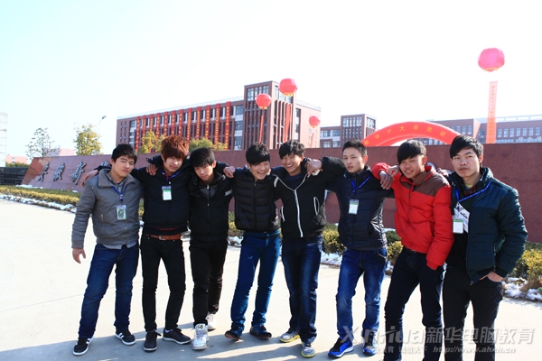 開學第一天來報名的新生,就成了好兄弟,笑呵呵的要求合影